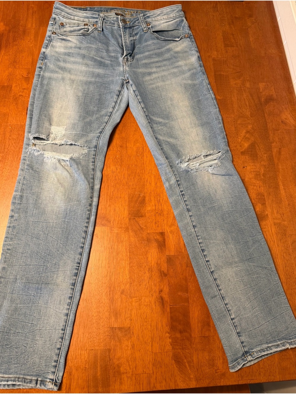 American Eagle Outfitters Light Blue Distressed Men’s Jeans